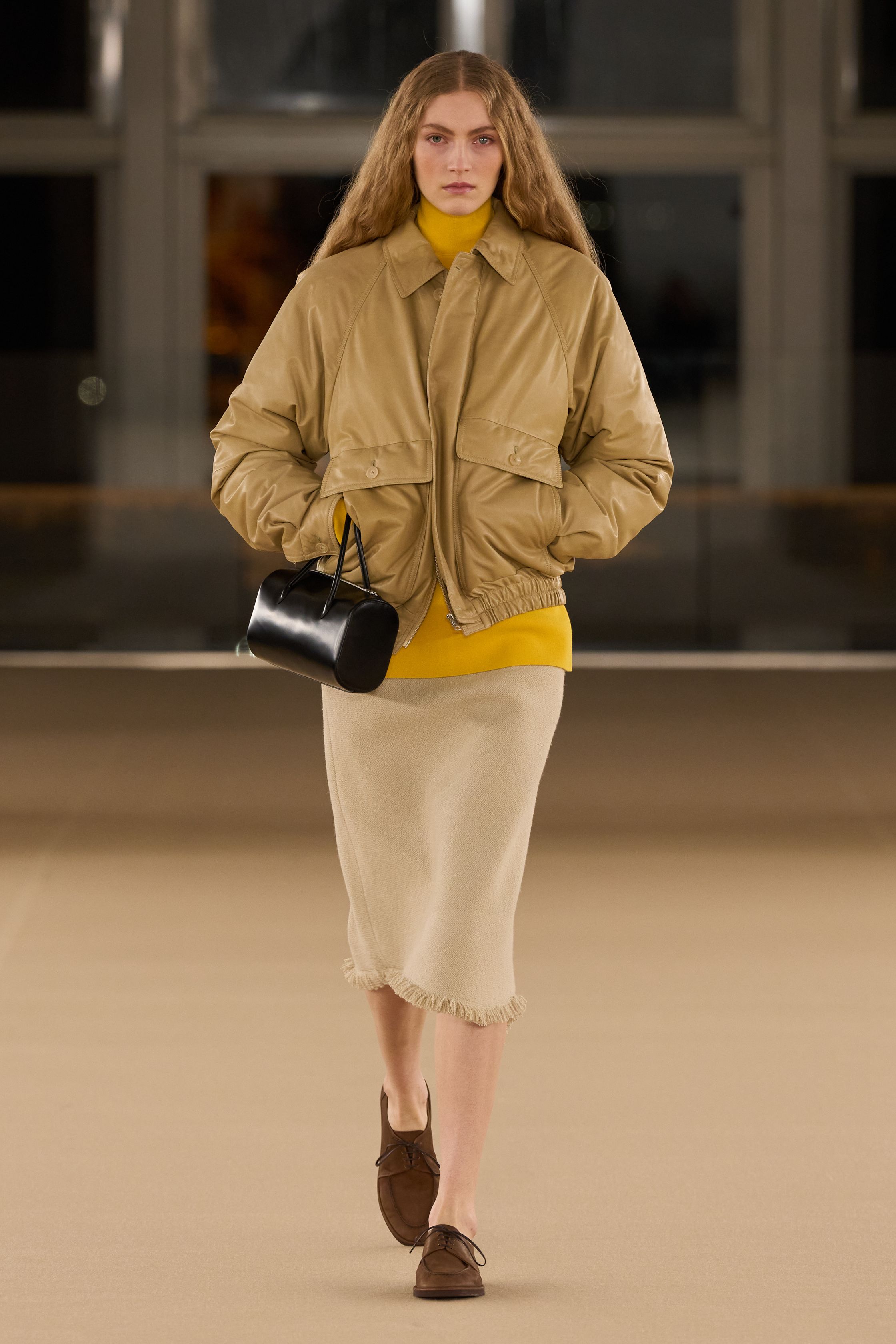 Auralee 26FW 延续品牌一贯的“静默高级”，以天然染色的米、橄榄绿、焦糖棕与低饱和蓝构建温和秩序。宽松但克制的剪裁在身体与空气之间留出呼吸感，羊毛、棉、法兰绒与轻量外套形成四季可叠穿的真实衣橱。设计并非强调造型张力，而是通过面料质感与比例拿捏，建立长期主义的穿着信任。这是一场拒绝流行噪音、强调“时间感”的当代日常男装提案-顽石频道趋势研究